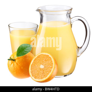 Plein verre et pot de jus d'orange et les fruits sont à proximité. Isolé sur fond blanc. Banque D'Images