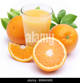 Grand verre de jus d'orange frais et des fruits près d'elle. Isolé sur fond blanc. Banque D'Images