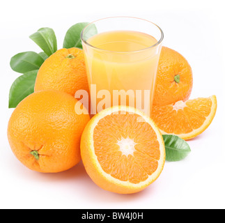 Grand verre de jus d'orange frais et des fruits près de la coupe. Isolé sur fond blanc. Banque D'Images