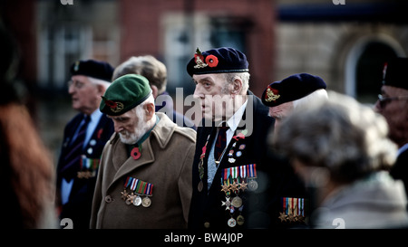 Anciens militaires, assister à la parade du Jour du Souvenir à Oldham, Greater Manchester. Banque D'Images