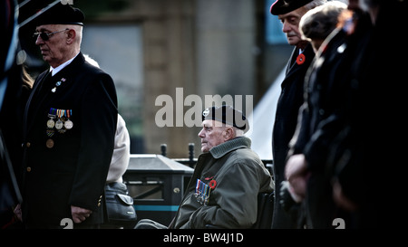 Anciens militaires, assister à la parade du Jour du Souvenir à Oldham, Greater Manchester. Banque D'Images