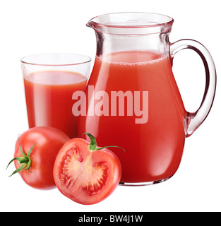 Plein verre et carafe de jus de tomates et. Isolé sur fond blanc. Banque D'Images