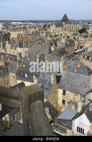 La vue depuis le haut de la Tour de l'horloge) dans la ville médiévale de Dinan, Bretagne, France. Banque D'Images