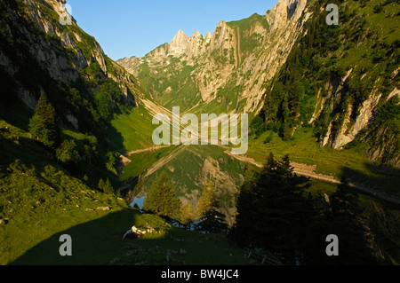 La lumière et les ombres au lac de montagnes de l'Alpstein, Faehlensee, canton de Lucerne, Suisse Banque D'Images