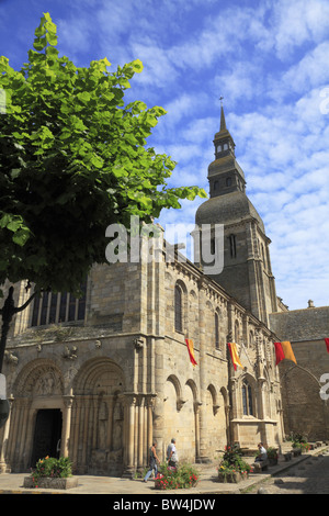 L'église de St Sauveur dans la belle ville médiévale de Dinan, Bretagne, France. Banque D'Images