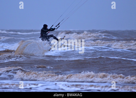 Kite surfer sur une très grosse mer Banque D'Images