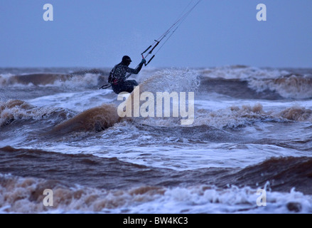 Kite surfer sur une très grosse mer Banque D'Images