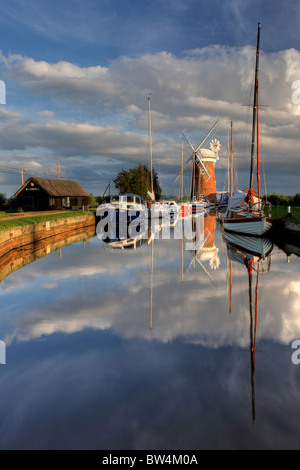 Réflexions sur Horsey dyke, Norfolk avec horsey mill en arrière-plan juste avant que la lumière à la fin de l'été dernier Banque D'Images