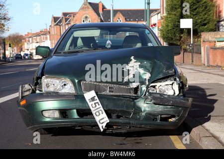 Un accident voiture endommagée sur une rue au Royaume-Uni. Banque D'Images