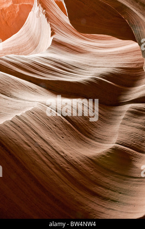 Résumé Les tons orange et vermillion créé par le soleil reflétant sur le grès de Navajo Antelope Canyon en Arizona Page Banque D'Images