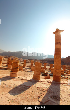 La Jordanie, comté de Ma'an, Petra, la rue à colonnade, grand temple, tôt le matin, en Octobre Banque D'Images