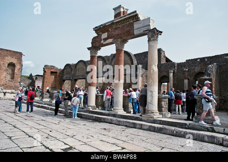 L'entrée du marché (Macellum) dans le nord-est du Forum attire de nombreux touristes, Pompéi, Italie Banque D'Images
