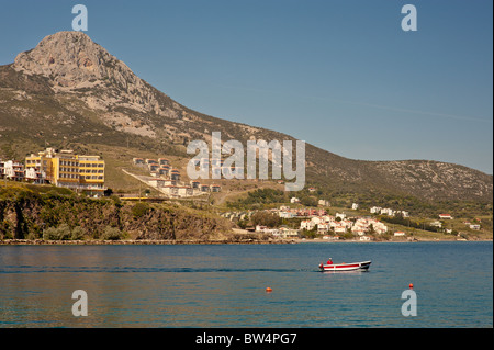 Les chefs d'un bateau de pêche au large du port à Karaburun, Cesme, Izmir, Turquie Banque D'Images
