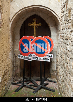 Pas de panneaux de stationnement à la porte de l'église à Lisieux, Normandie, France Banque D'Images