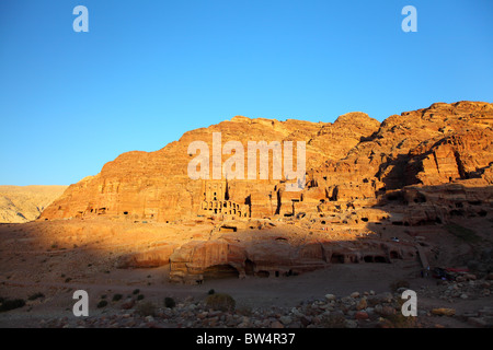 La Jordanie, Pétra, rock, rochers, coucher de soleil sur, tombes royales, tombe, tombe, tombe urne de soie Banque D'Images