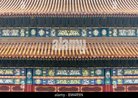 Ornements colorés extérieur de la salle de l'harmonie suprême, la Cité Interdite, Pékin, Chine Banque D'Images