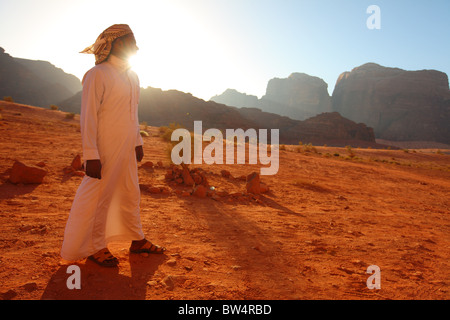 Pierres rouges des montagnes de sable homme bédouins et desert au Wadi Rum, Jordanie Banque D'Images
