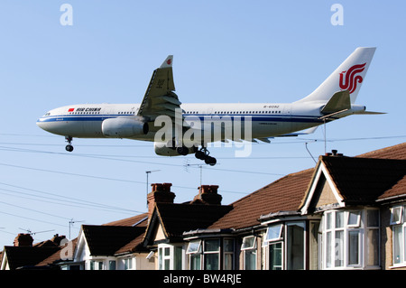 Airbus A330 exploité par Air China en approche pour l'atterrissage à l'aéroport Heathrow de Londres, Royaume-Uni, le plus bas de l'Avenue de myrte maisons. Banque D'Images