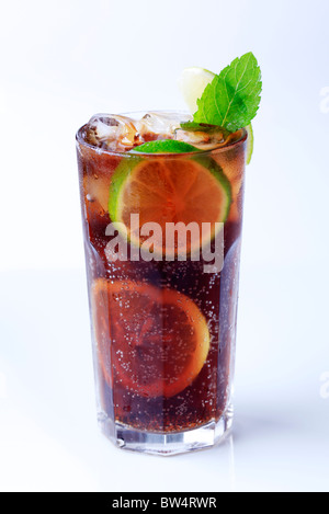 Grand verre de boisson glacée avec tranches de lime Banque D'Images