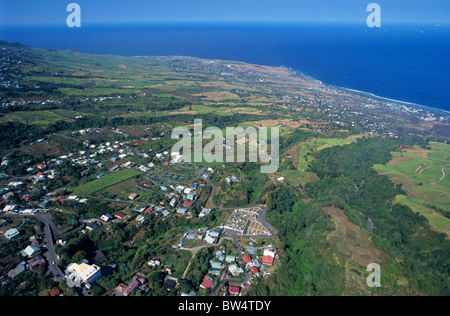 Vue aérienne de champs de canne à sucre sur Saint Leu ville et côte , Île de la Réunion (France), de l'Océan Indien Banque D'Images