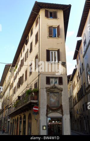 Grand et très étroite des capacités sur un coin de rue à Florence avec une photo à l'extérieur représentant la Vierge et l'enfant Banque D'Images