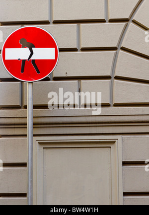 Panneau routier dégradé par l'artiste de rue, Clet Abraham, Florence Banque D'Images