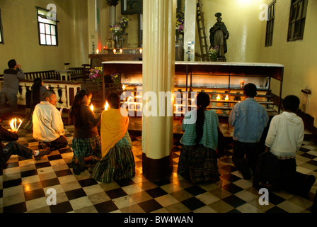 Maya personnes agenouillées et priant dans l'église El Calvario Templo de Cobán, Alta Verapaz, Guatemala Banque D'Images