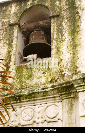 Cloche de l'église de Templo El Calvario église de Cobán, Alta Verapaz, Guatemala Banque D'Images