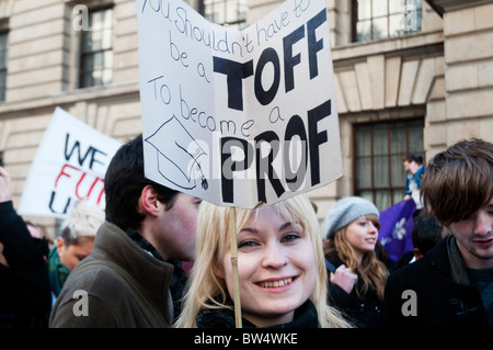 Les étudiants manifestent contre l'augmentation proposée des frais de scolarité. Jeune femme avec des pancartes faites maison jouant sur Toff et prof Banque D'Images