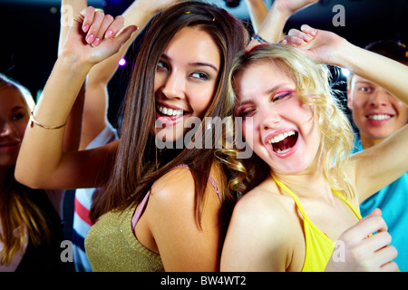 Deux filles de joie de danser dans une boîte de nuit et s'amuser Banque D'Images