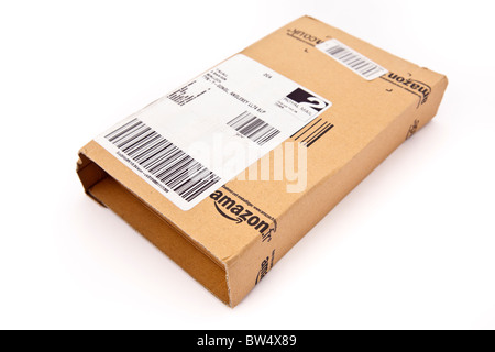 Boîte en carton avec la boîte à colis d'Amazon isolé sur un fond blanc. Magasinage en ligne sur internet. UK Banque D'Images