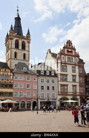 La Hauptmarkt, Trèves, Rhénanie-Palatinat, Allemagne. Les vieux bâtiments autour de la place principale historique de la plus ancienne ville en allemand Banque D'Images