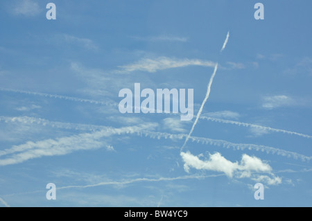 Des traces d'avions dans le ciel, Texas, États-Unis Banque D'Images