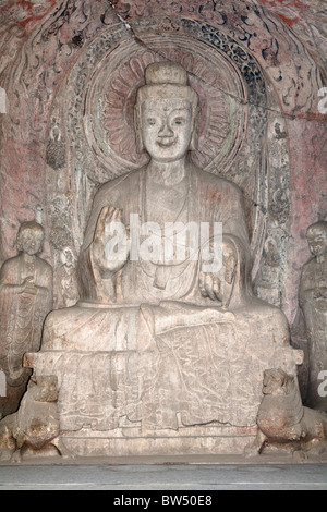 En pierre de Bouddha, sculpté dans la roche, des grottes et des Grottes de Longmen, Luoyang, province du Henan, Chine Banque D'Images