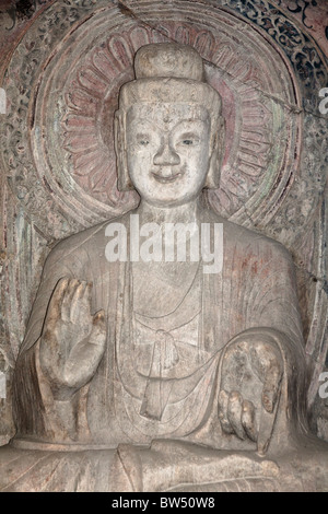 En pierre de Bouddha, sculpté dans la roche, des grottes et des Grottes de Longmen, Luoyang, province du Henan, Chine Banque D'Images