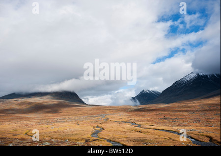 Vue sur la vallée de Reaiddavaggi Stuor Salka hut, Kungsleden trail, Laponie, Suède Banque D'Images