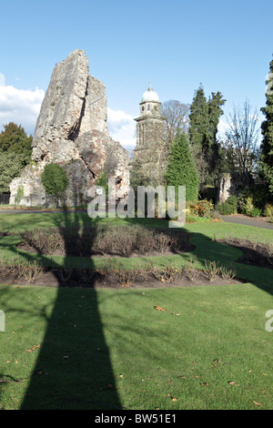 Bridgnorth Gardens par Château Hill dans le Shropshire, tree shadows conduire l'oeil vers le donjon normand,St Mary's Tower est également visible Banque D'Images