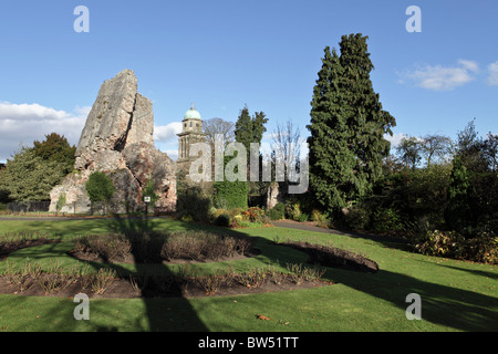 Le château à Bridgnorth,un donjon normand penché à 15 degrés,plus que la Tour de Pise, également dans la perspective , Tour de l'église St Mary. Banque D'Images