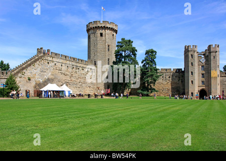 La cour centrale avec Guy's Tower et entrée à tours le château de Warwick Banque D'Images