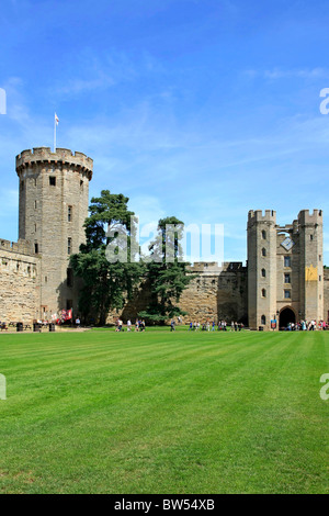 La cour centrale avec Guy's Tower et entrée à tours le château de Warwick Banque D'Images