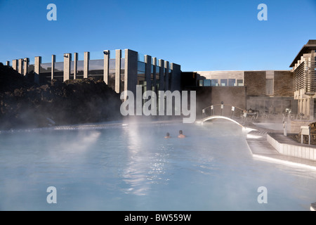 Les gens se baigner dans le spa géothermal Blue Lagoon, Islande. Banque D'Images