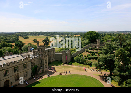 Vue sur la cour intérieure à la Warwick château du haut de la tour Guy Banque D'Images