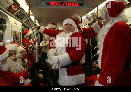 Le Père Noël en costume Revelers célébrer NYC Annuel SANTACON Crawl Bar Banque D'Images