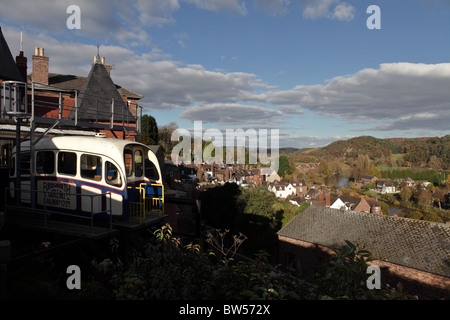 Un paysage de la colline du Château Compagnie de transport et une vue lointaine de collines bordées d'automne dans la distance. Banque D'Images