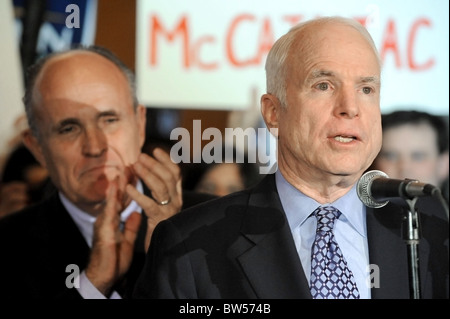 Rudy Giuliani soutient le sénateur John McCain en campagne électorale présidentielle Rally Banque D'Images