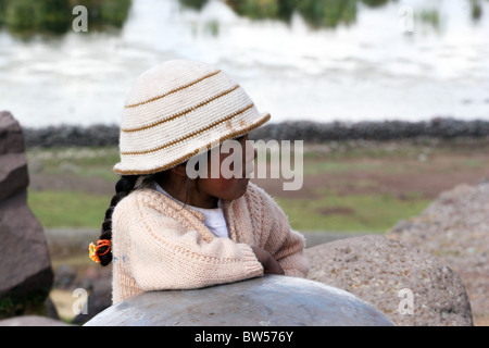 Enfant de détente à Sillustani sur les rives du lac Umayo près de Puno, Pérou. Banque D'Images