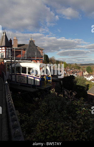 La colline du Château Compagnie de transport en haute-ville Bridgnorth suivant il vous attend l'arrivée des passagers. Banque D'Images