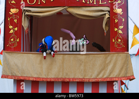 Un Punch et Judy show bat son plein à l'Frampton Country Fair Banque D'Images