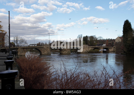 Vue sur un superbe après-midi de novembre, la rivière Severn à Bridgnorth c'est les eaux qui coulent sur son cours au sud. Banque D'Images