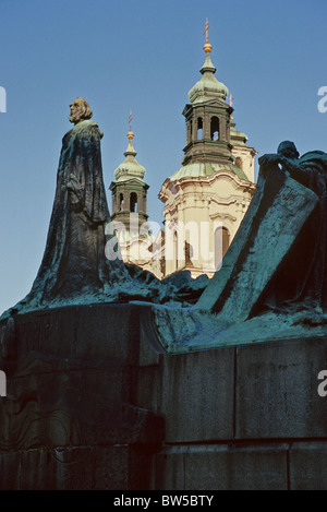 Place de la vieille ville de Prague Jan Hus statue Staromestske Namesti Stare Mesto St.-Nikolai-kirche clochers République Tchèque Banque D'Images